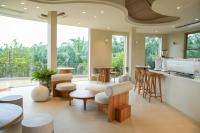 甲米镇Mahutsachan Khlong Thom的大堂设有带桌椅的酒吧