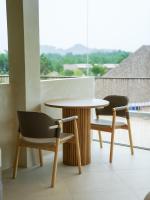 甲米镇Mahutsachan Khlong Thom的窗户客房内的两把椅子和一张桌子