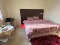 Postel nebo postele na pokoji v ubytování Alhosani property