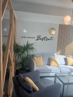 een woonkamer met een bank en een tafel bij Saladar Suites Boutique in Morro del Jable