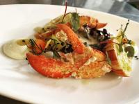 une assiette de nourriture avec des crevettes et des légumes sur elle dans l'établissement Logis Hôtel Le Bellevue, à Les Roches-de-Condrieu