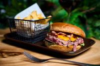 ChassagnyにあるIn Jungle Hôtelの皿に盛られたサンドイッチとフライドポテト入り