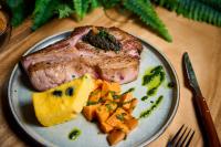 ChassagnyにあるIn Jungle Hôtelの肉野菜一皿