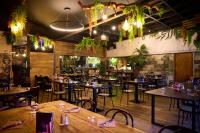 ChassagnyにあるIn Jungle Hôtelの部屋にテーブルと椅子があるレストラン