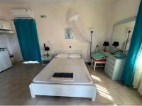 Postel nebo postele na pokoji v ubytování Tersanas Beach Apartments