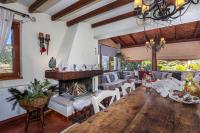 Reštaurácia alebo iné gastronomické zariadenie v ubytovaní Livadi cozy villa