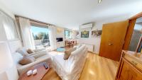 Televízia a/alebo spoločenská miestnosť v ubytovaní Apartaments Boutique la Torreta del Llac