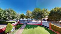 Tenis alebo squash v ubytovaní Apartaments Boutique la Torreta del Llac alebo jeho okolí