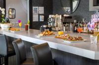 Dos platos de comida en un mostrador de un bar. en Fortune House Hotel Suites, en Miami