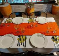 een tafel met witte borden en wijnglazen erop bij Hotel Luna Verde in Doradal