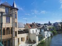 a group of houses next to a river at Le Vésuve - arrivée autonome in Vierzon