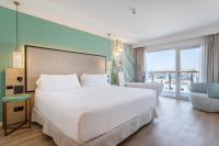 Postel nebo postele na pokoji v ubytování INNSiDE by Meliá Alicante Porta Maris