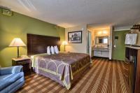 una habitación de hotel con una cama y un sofá en Super 8 by Wyndham Bangor, en Bangor