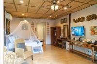 TV a/nebo společenská místnost v ubytování Buri Gallery House