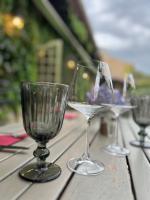 drie wijnglazen op een houten tafel bij Hôtel Château Du Rey in Saint-André-de-Majencoules