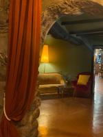 een woonkamer met een bank en een tafel bij Hôtel Château Du Rey in Saint-André-de-Majencoules