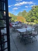 een groep tafels en stoelen in een park bij Hôtel Château Du Rey in Saint-André-de-Majencoules