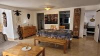 A seating area at Casa Caledonia - Appartement dans villa avec jardin arboré et piscine à 500 M de la mer
