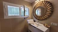 A bathroom at Casa Caledonia - Appartement dans villa avec jardin arboré et piscine à 500 M de la mer