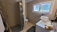 A bathroom at Casa Caledonia - Appartement dans villa avec jardin arboré et piscine à 500 M de la mer