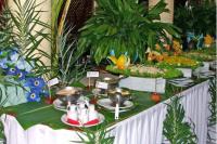 een tafel met potten, pannen en planten erop bij Promoção 09 Bahia Portobello Park in Porto Seguro