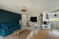 Televízia a/alebo spoločenská miestnosť v ubytovaní Charmant T3 Ultra cosy Jardin 50m des plages