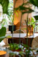 een tafel met potplanten erop bij Pakasai Resort in Ao Nang Beach