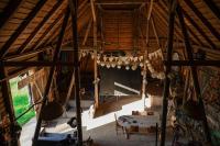 Televízia a/alebo spoločenská miestnosť v ubytovaní Pilwa 17 - Glamping na Mazurach
