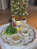 een tafel met kommen eten en een kerstboom bij Homestay Núi Đá Tả Phìn in Sa Pa