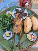 een bord met eten, met een kip op een bananenblad bij Homestay Núi Đá Tả Phìn in Sa Pa