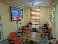 TV a/nebo společenská místnost v ubytování Gordon's Executive Lodge Hotel