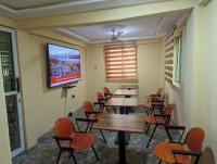 TV a/nebo společenská místnost v ubytování Gordon's Executive Lodge Hotel