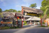 un edificio con un cartel delante en Rocking J&#39;s, en Puerto Viejo