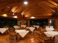 Santhiya Koh Chang Resortにあるレストランまたは飲食店