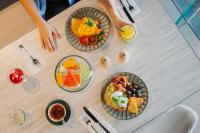 ホテルの敷地内または近くでの食事または食べ物