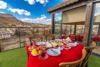 un tavolo con cibo su una tovaglia rossa con vista di Belenus Cave House a Ürgüp