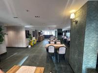 アンカラにあるLamore Hotelの部屋の中のテーブルと椅子の列