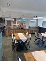 アンカラにあるLamore Hotelのテーブルと椅子のあるダイニングルーム