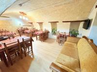 Dostlar Konagi Gaziantep في Şahinbey: مطعم فارغ مع طاولات وكراسي خشبية