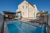 Basen w obiekcie Villa Castagna near the Sea with Private Pool and Sauna lub w pobliżu