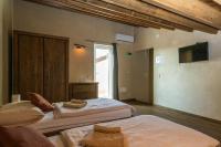 Telewizja i/lub zestaw kina domowego w obiekcie Villa Castagna near the Sea with Private Pool and Sauna
