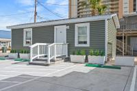 ein kleines Haus mit Pflanzen davor in der Unterkunft Cozy Beachside Bungalow Studio Ideal for Couples in Myrtle Beach