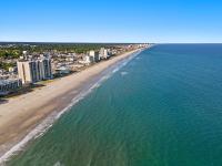 eine Luftaufnahme eines Strandes mit Gebäuden und dem Meer in der Unterkunft Cozy Beachside Bungalow Studio Ideal for Couples in Myrtle Beach