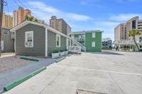 ein kleines Haus in einer Stadt mit Gebäuden in der Unterkunft Cozy Beachside Bungalow Studio Ideal for Couples in Myrtle Beach