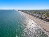 eine Luftaufnahme eines Strandes und des Ozeans in der Unterkunft Cozy Beachside Bungalow Studio Ideal for Couples in Myrtle Beach