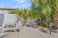 einem Picknicktisch vor einem Zaun mit Palmen in der Unterkunft Cozy Beachside Bungalow Studio Ideal for Couples in Myrtle Beach