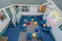 einen Blick über eine Terrasse mit Stühlen und Tischen in der Unterkunft 4BR2BA Sleeps 12 Pet-Friendly Steps to Beach in Myrtle Beach