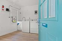 eine Küche mit einem weißen Kühlschrank und einer Spüle in der Unterkunft 4BR2BA Sleeps 12 Pet-Friendly Steps to Beach in Myrtle Beach