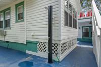 eine Stange an der Seite eines Hauses in der Unterkunft 4BR2BA Sleeps 12 Pet-Friendly Steps to Beach in Myrtle Beach