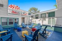 eine Terrasse mit blauen Stühlen und einem Sonnenschirm in der Unterkunft 4BR2BA Sleeps 12 Pet-Friendly Steps to Beach in Myrtle Beach